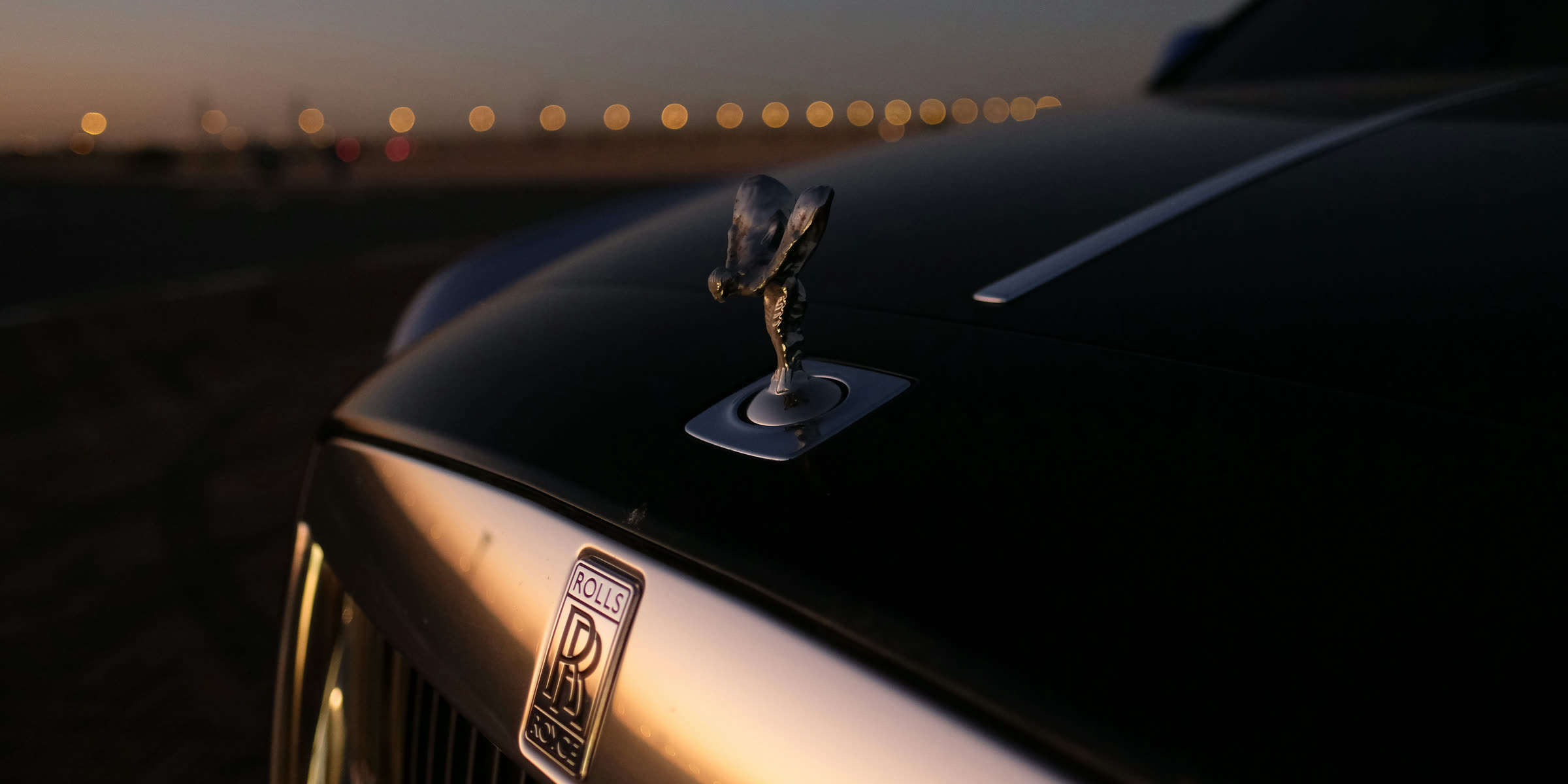 Фигурка на капоте Rolls-Royce в сумерках