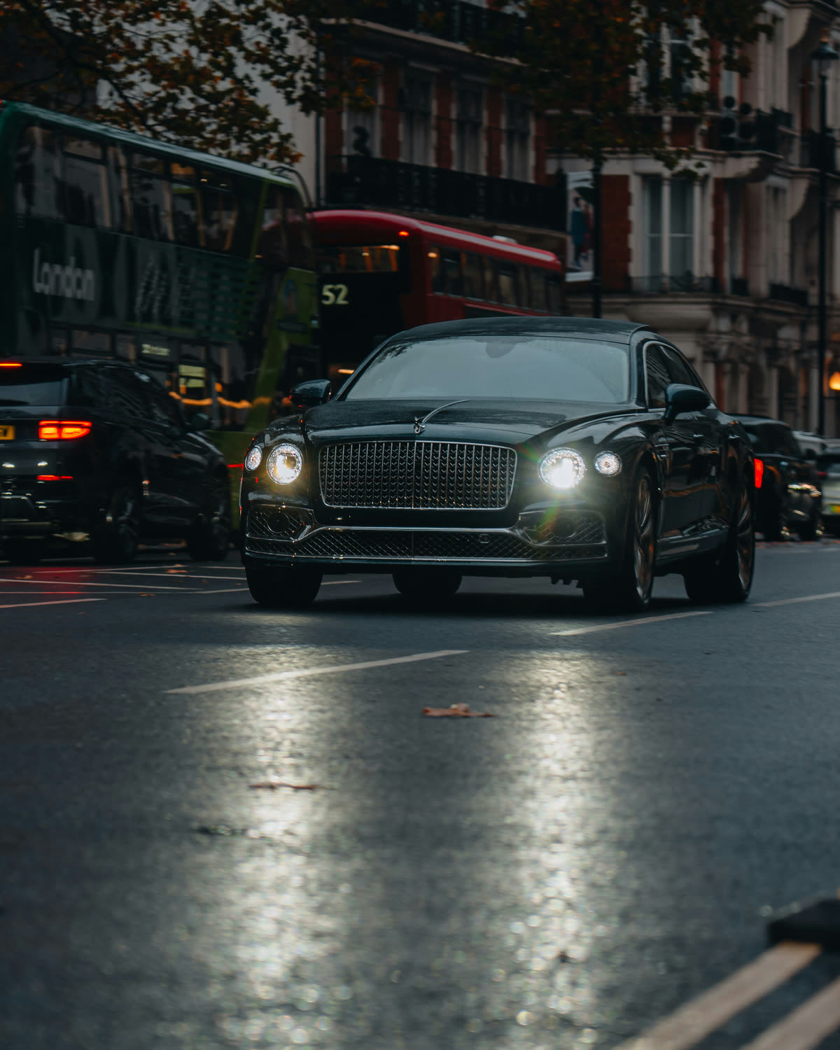 Bentley Flying Spur на вечерней улице Лондона